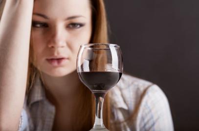 Женский алкоголизм: симптомы, стадии, лечение